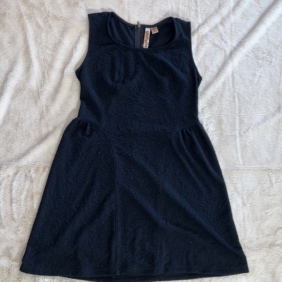 Eyeshadow Dresses & Skirts - VERY Flattering, Textured LBD Eyeshadow brand. Size Large - Worn once